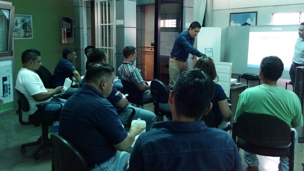 Solaire imparte capacitación en sistemas de techos y productos Boiser a Industrias Stanley